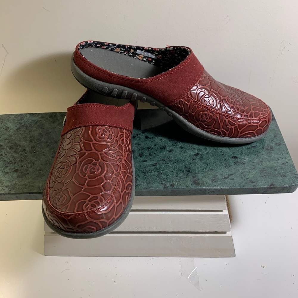 Maroon embossed Spenco mules